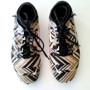 - Nike free tri fit 4 tan w black zigzag pattern athletic shoes